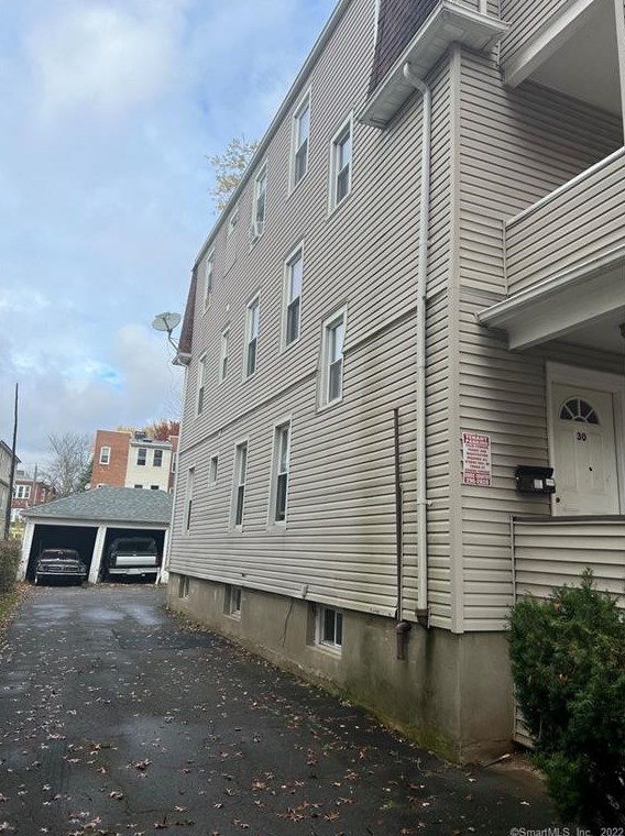 28 Arnold St, Hartford CT  06106-3504 exterior