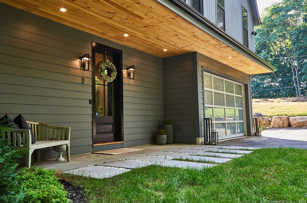 2 Timber Ln, Westport CT  06880-2621 exterior