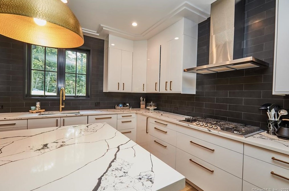 2 Timber Ln, Westport CT  06880-2621 exterior