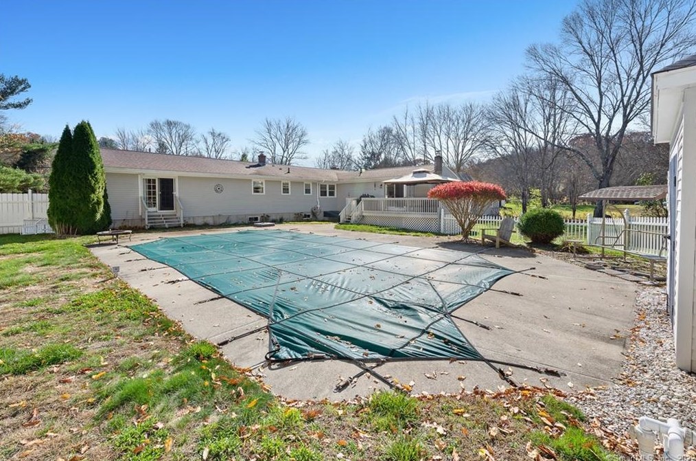 230 Bloomingdale Rd, Quaker Hill CT  06375-1337 exterior