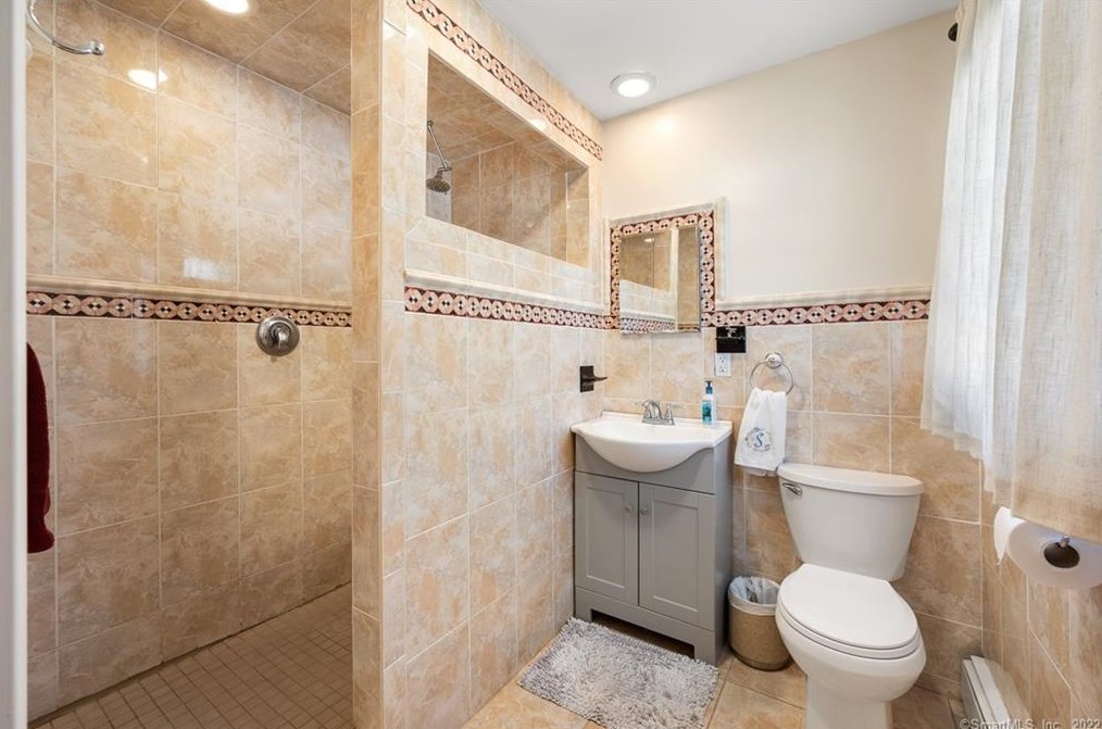 230 Bloomingdale Rd, Quaker Hill CT  06375-1337 exterior