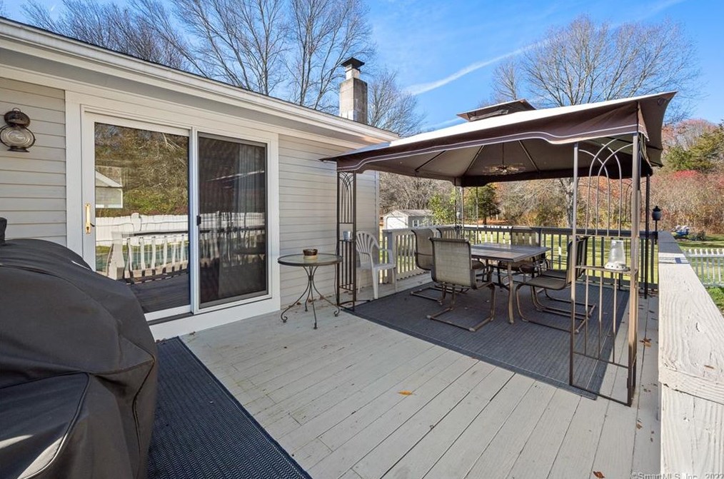230 Bloomingdale Rd, Quaker Hill CT  06375-1337 exterior