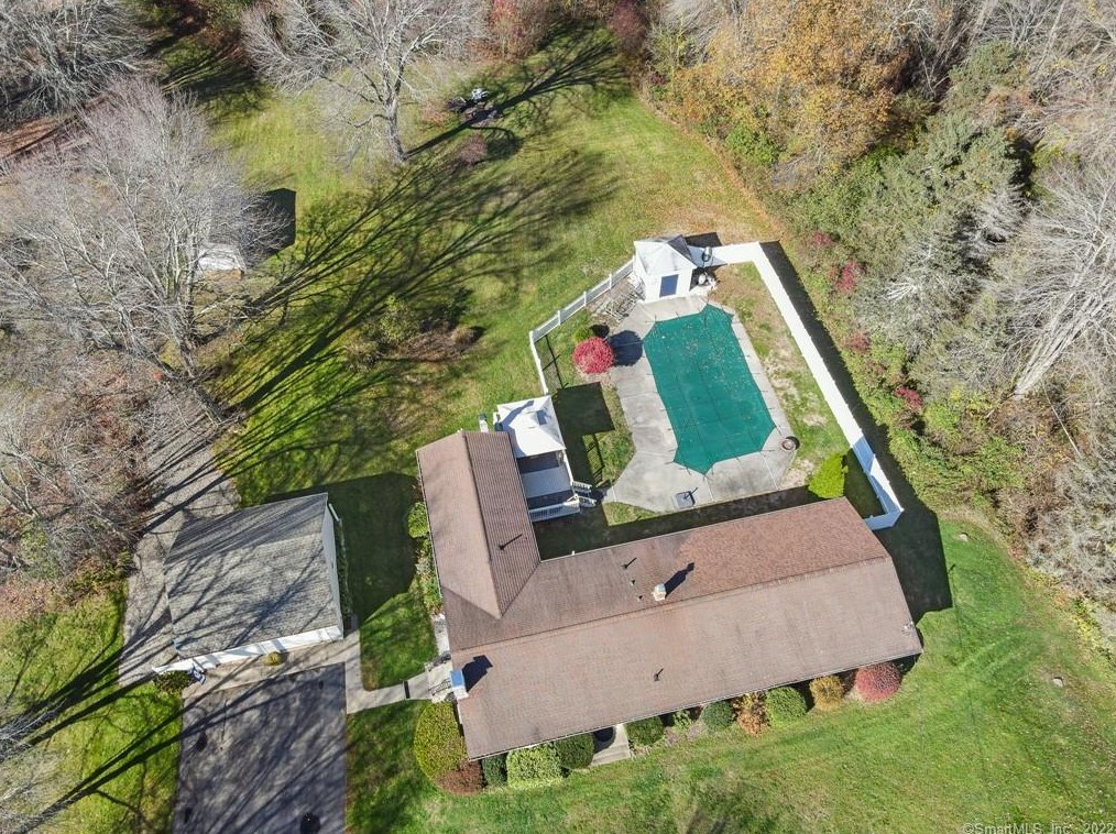 230 Bloomingdale Rd, Quaker Hill CT  06375-1337 exterior