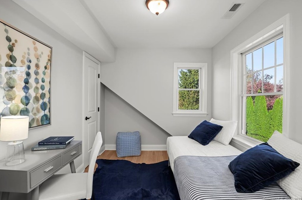 12 Brookdale Rd, Fairfield CT  06824-4631 exterior