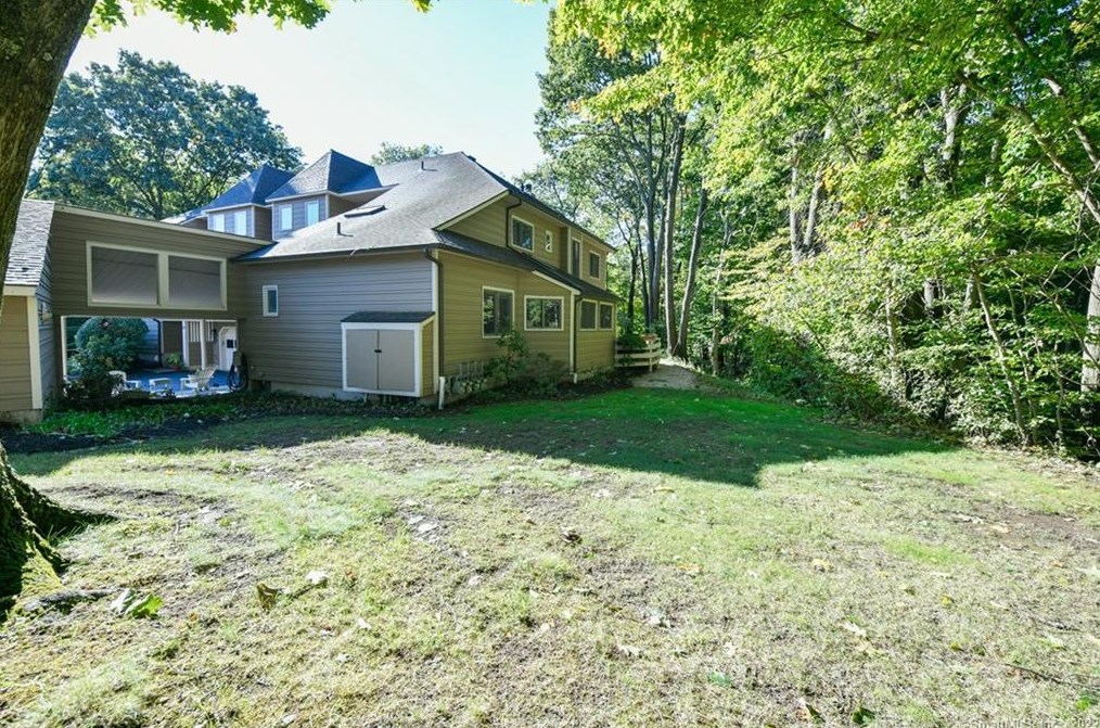 23 Meeting House Ln, Huntington CT  06484-2869 exterior