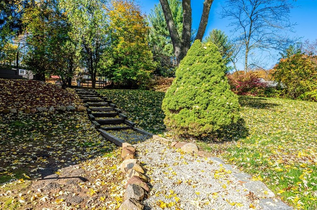 65 New Cheshire Rd, Meriden CT  06451-5071 exterior