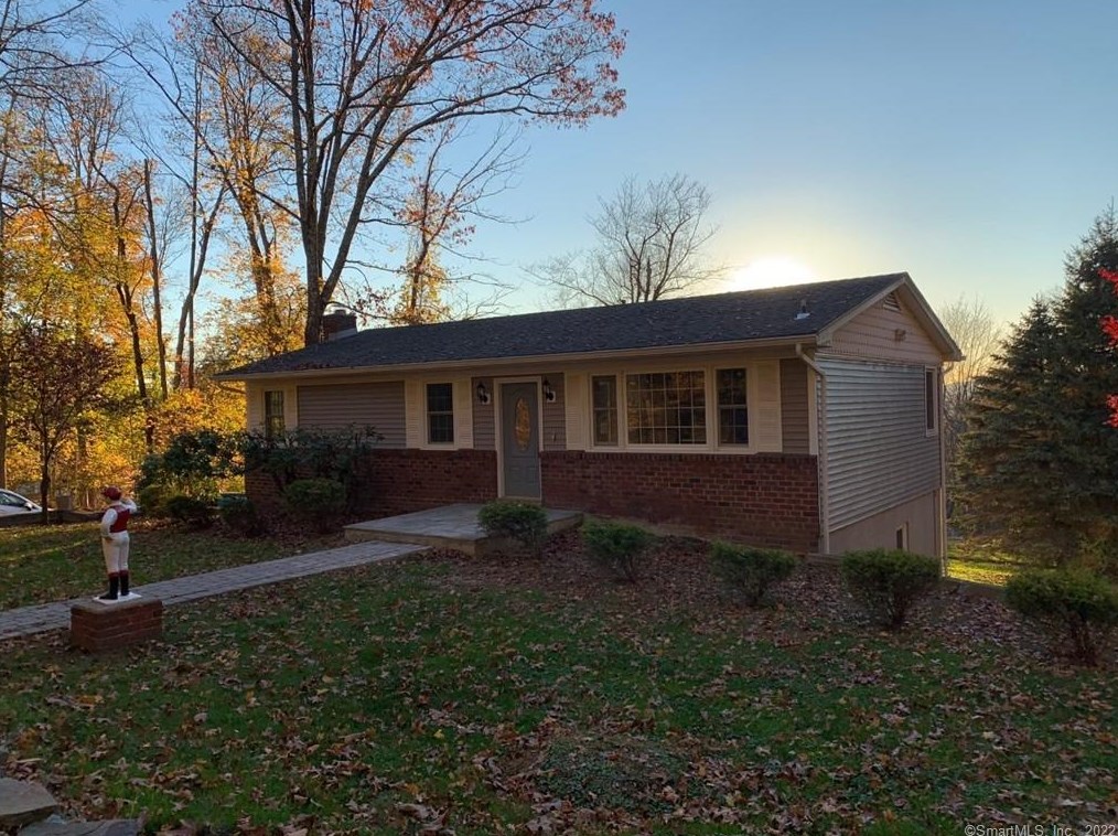 1 Winsted Pl, Danbury CT  06812-3733 exterior