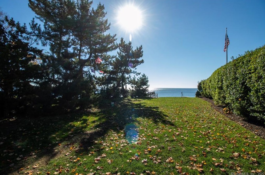 10 Elizabeth St, Branford CT  06405-5501 exterior