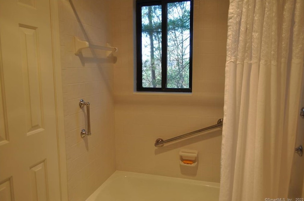 1 Overlook Ct, Avon CT  06001-4526 exterior