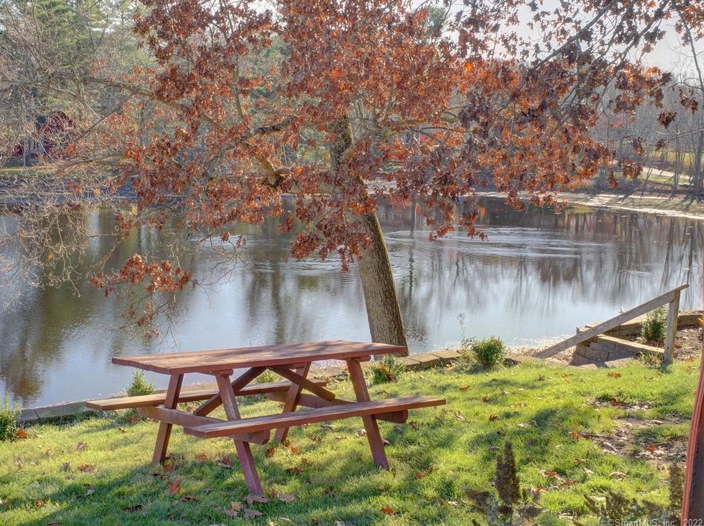 21 W Shore Dr, Higganum, CT 06441