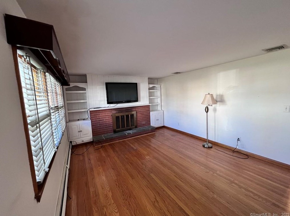 11 Cherry St, Winsted CT  06098-1905 exterior