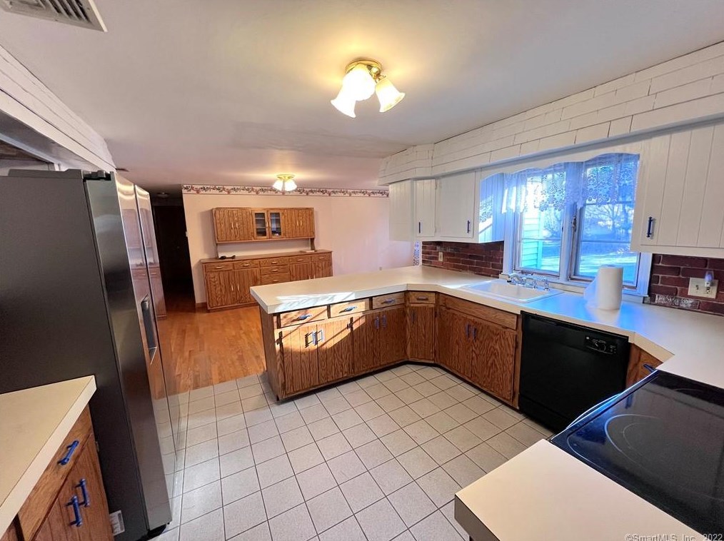 11 Cherry St, Winsted CT  06098-1905 exterior