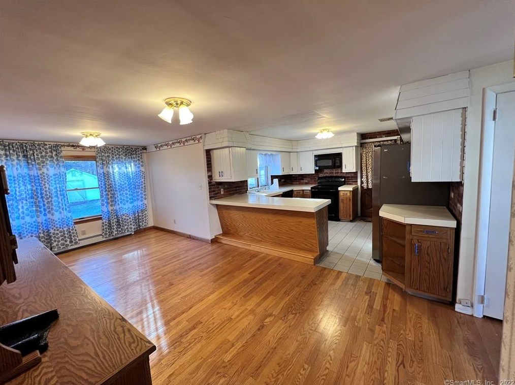 11 Cherry St, Winsted CT  06098-1905 exterior
