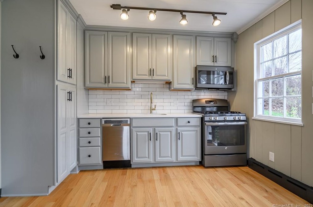 84 Mount Pleasant Rd, Newtown CT  06470-1529 exterior