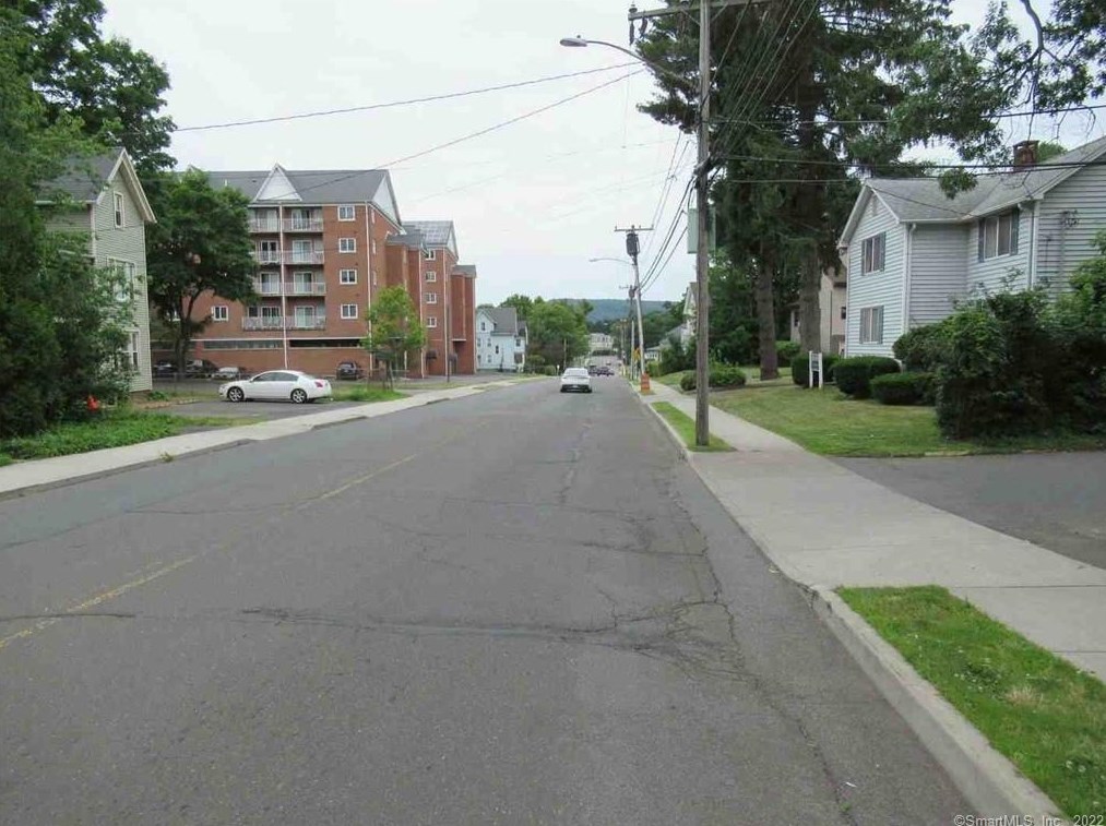 292 Britannia St, Meriden CT  06450-2212 exterior