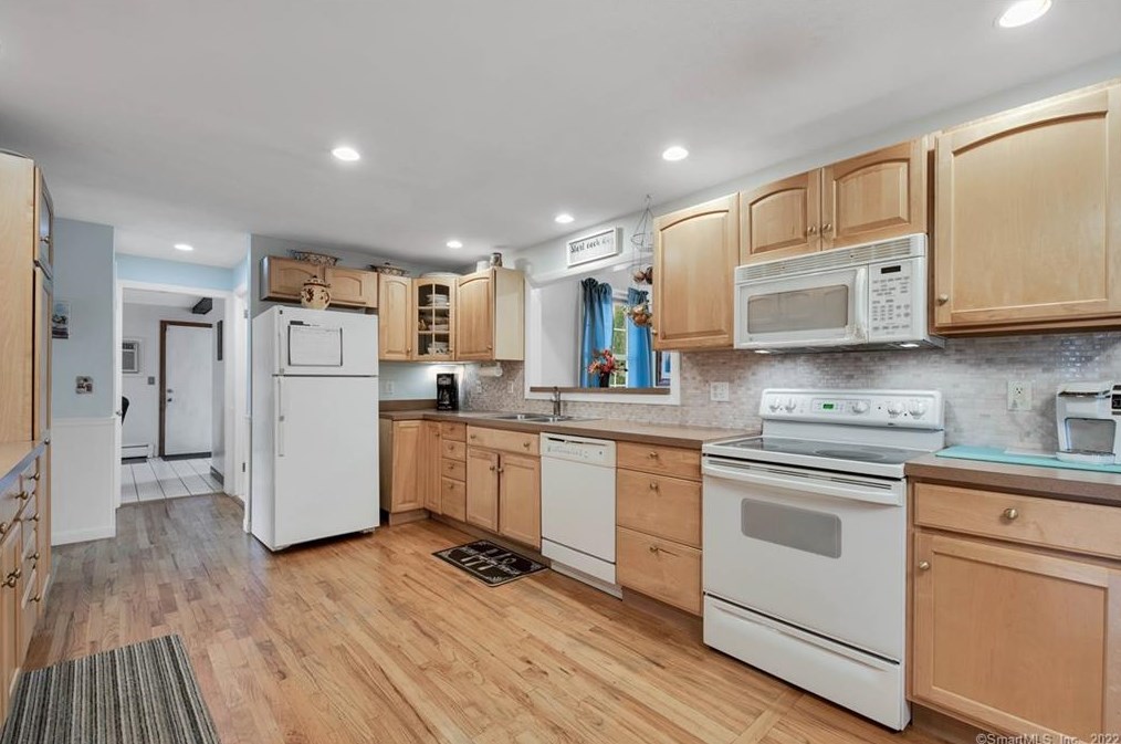 69 Hany Ln, Vernon CT 06066-2741 exterior