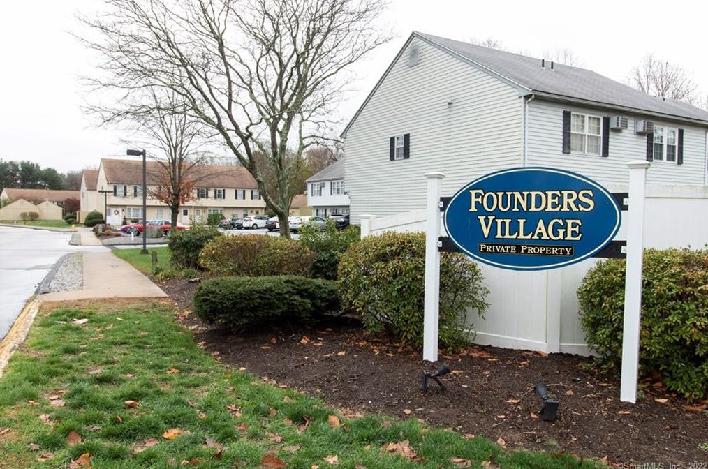33 Founders Vlg, Clinton CT  06413-1850 exterior
