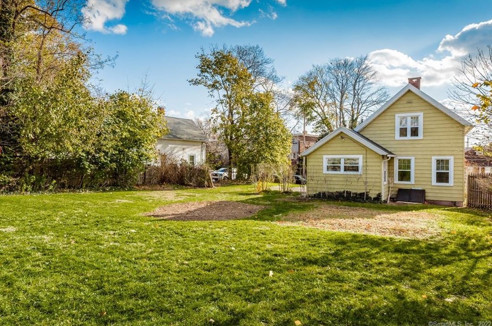 210 Barnes Ave, New Haven CT 06513-1403 exterior