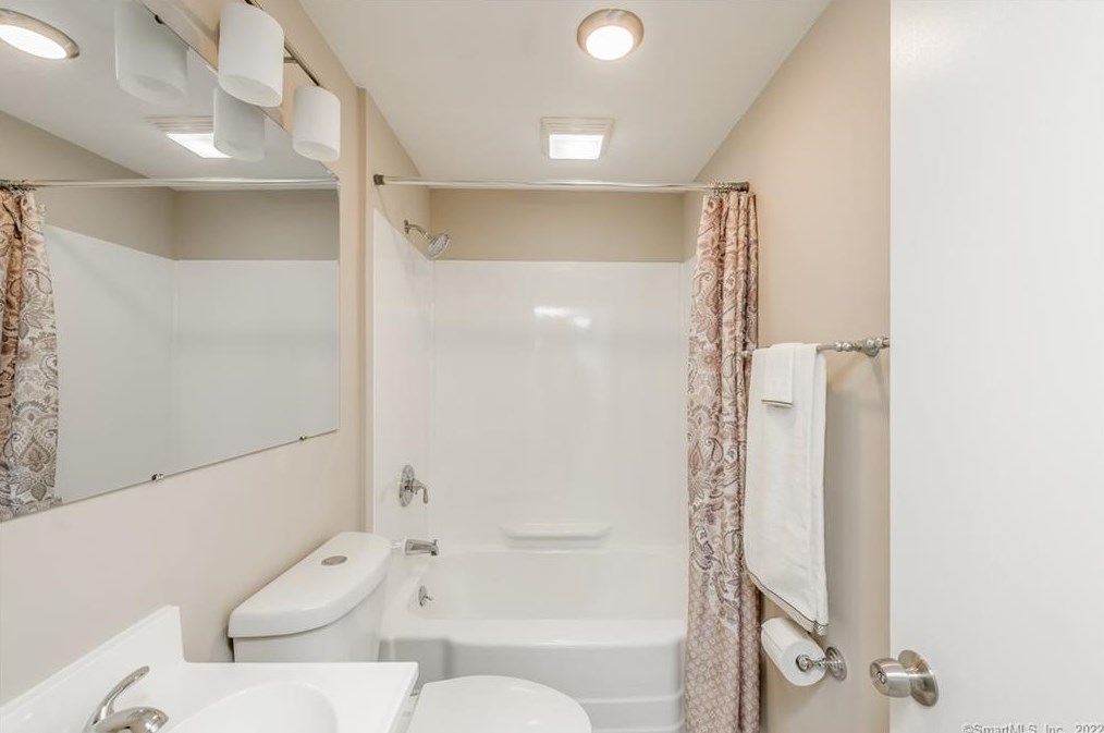 210 Barnes Ave, New Haven CT 06513-1403 exterior