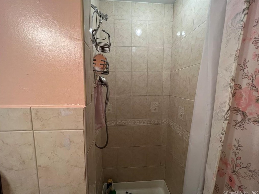 64 Monroe St, Hartford CT  06114-1751 exterior