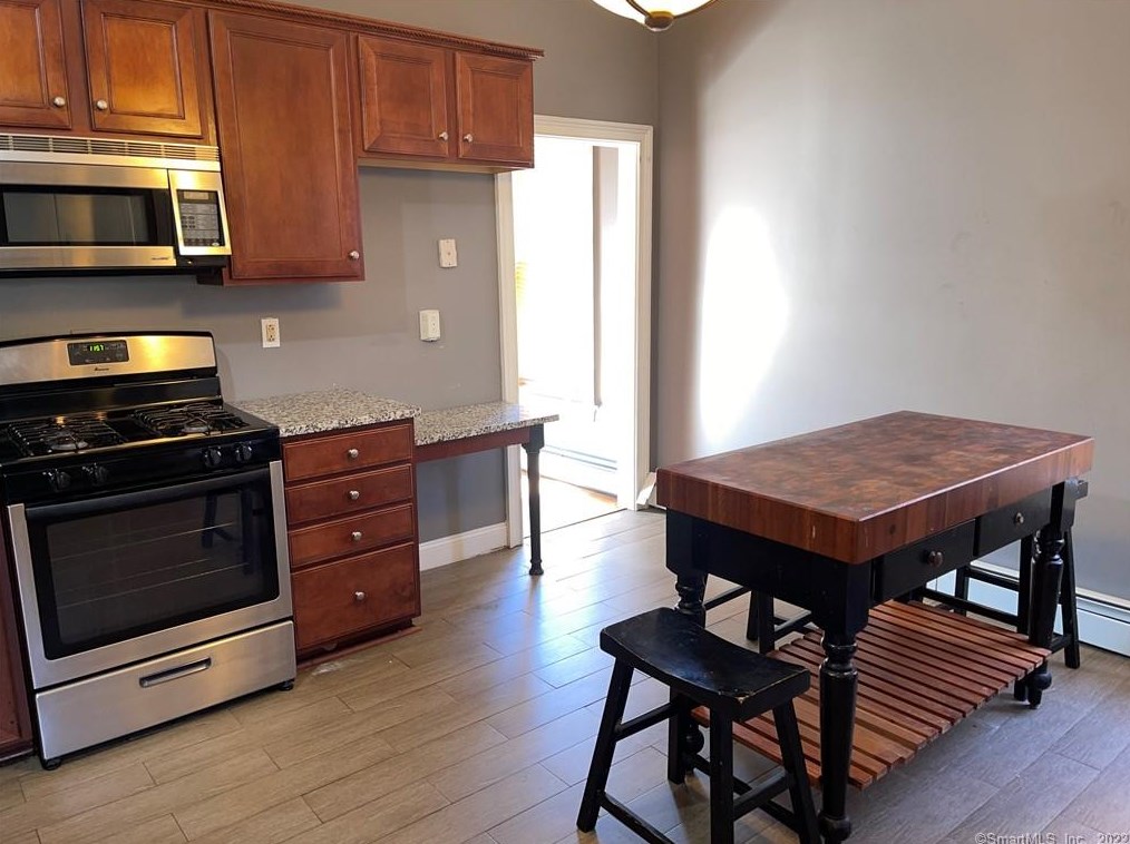 8 Ashley St, Hartford CT 06105-1310 exterior