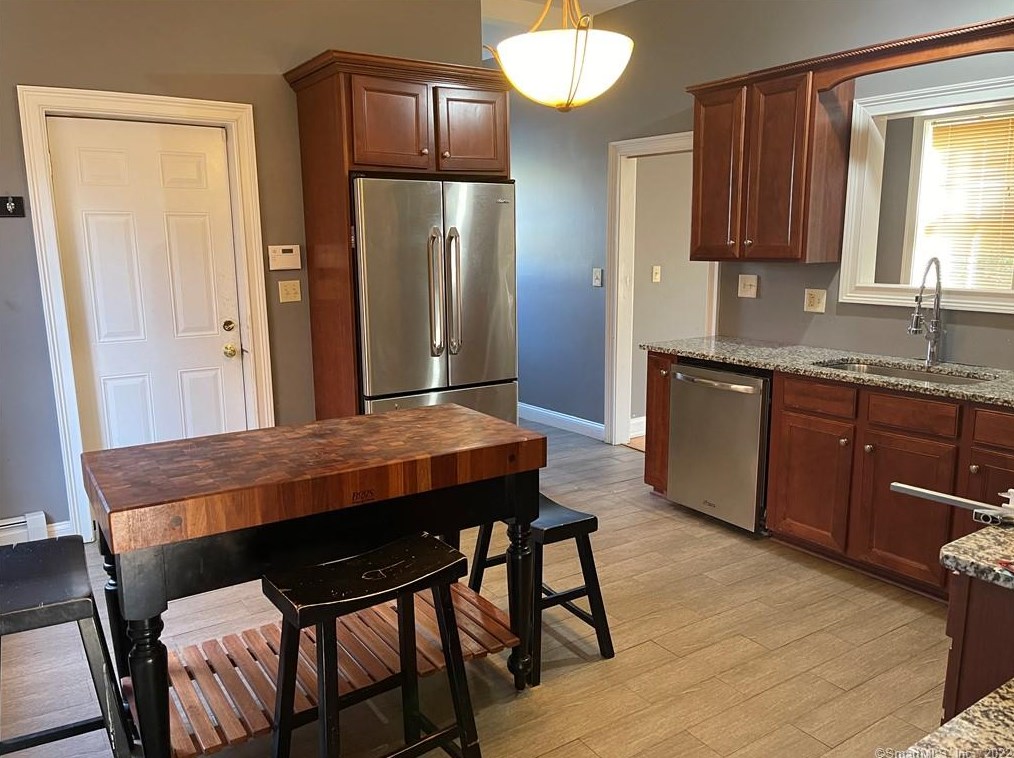 8 Ashley St, Hartford CT 06105-1310 exterior