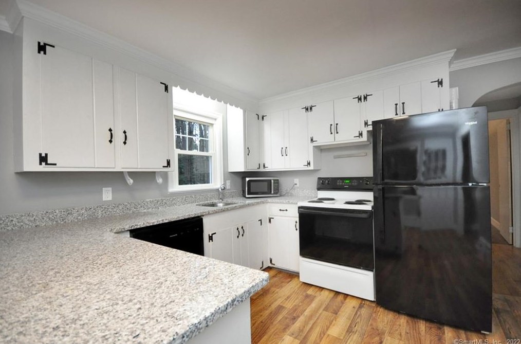 438 Hopmeadow St, Simsbury CT  06089-9731 exterior