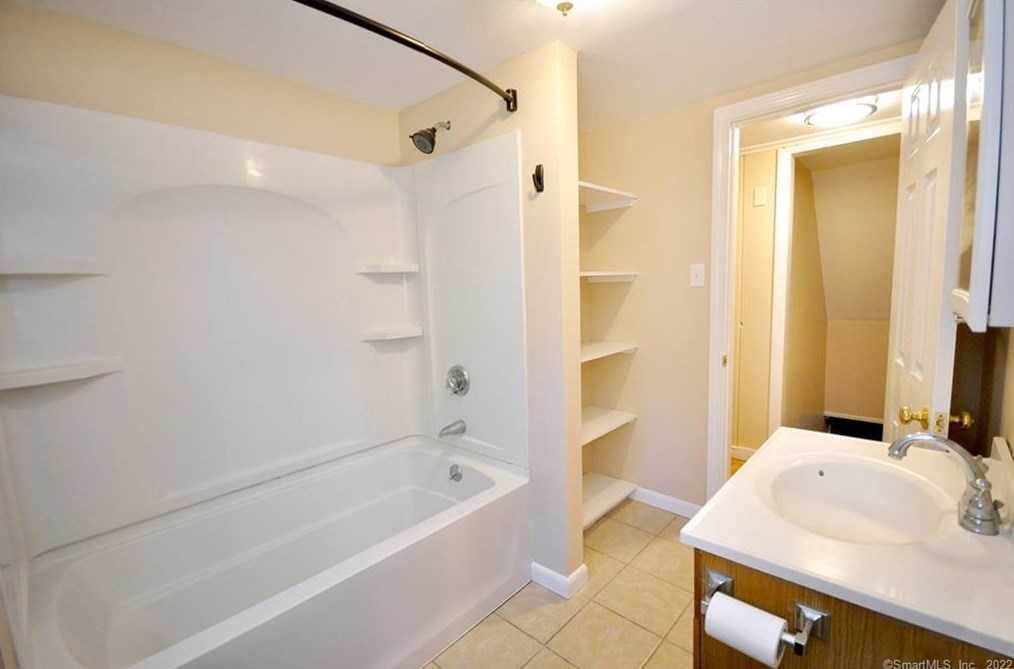 438 Hopmeadow St, Simsbury CT  06089-9731 exterior