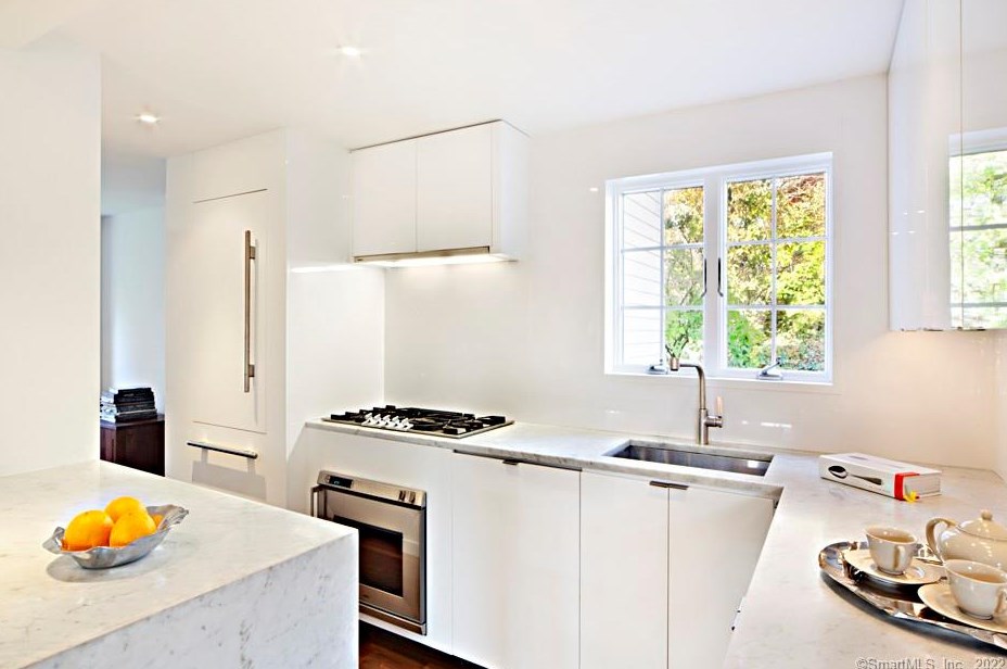 41 Sinawoy Rd, Cos Cob CT  06807-2325 exterior