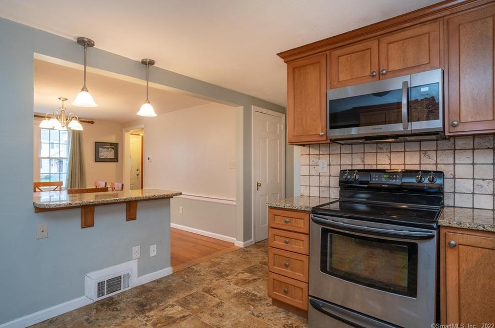 11 Dorset Rd, Hartford CT 06119-1313 exterior