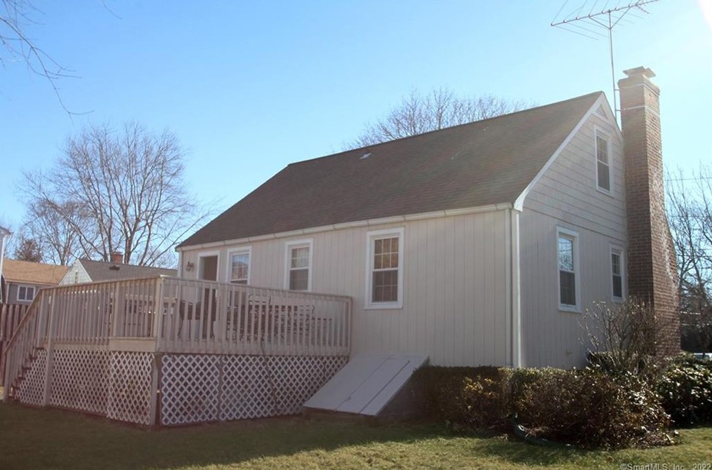 2 Hollis St, Fairfield CT  06824-6410 exterior