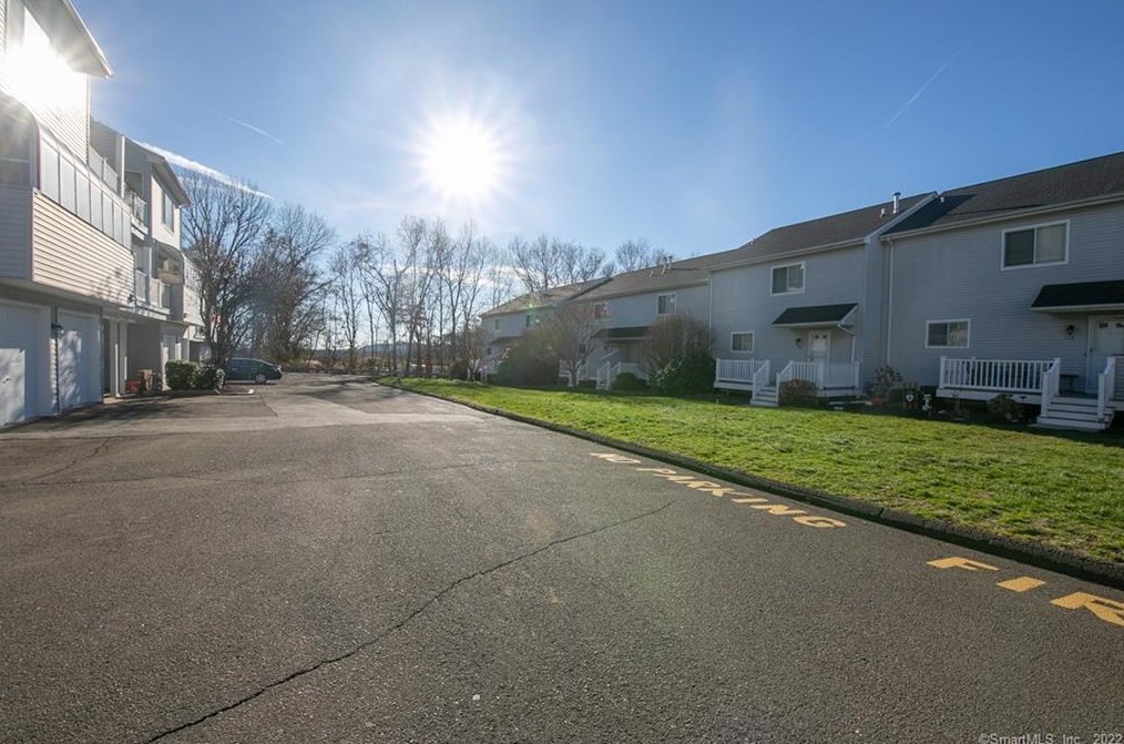 75 Staffordshire Commons Dr, Wallingford CT  06492-1757 exterior
