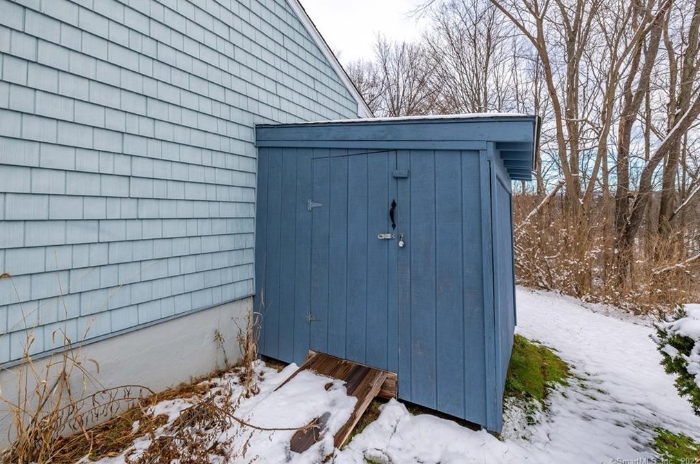 106 Milton Dr, Meriden CT  06450-2423 exterior