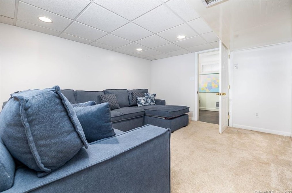 106 Milton Dr, Meriden CT  06450-2423 exterior