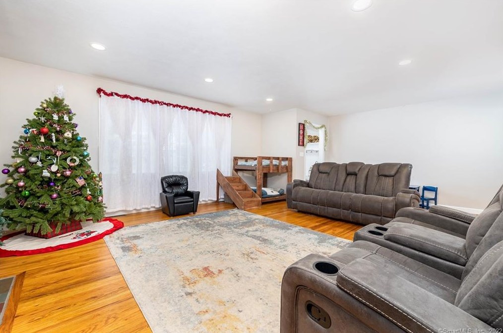 106 Milton Dr, Meriden CT  06450-2423 exterior