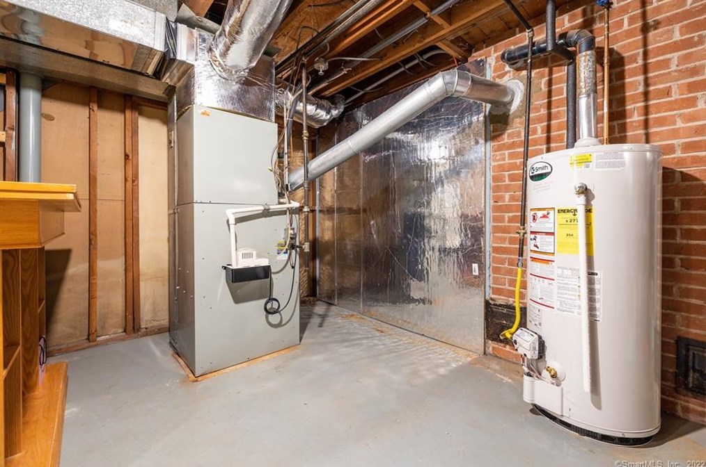 106 Milton Dr, Meriden CT  06450-2423 exterior