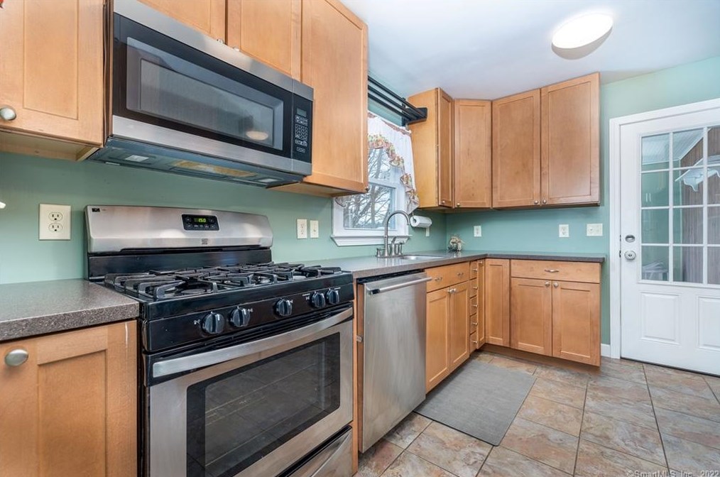 106 Milton Dr, Meriden CT  06450-2423 exterior