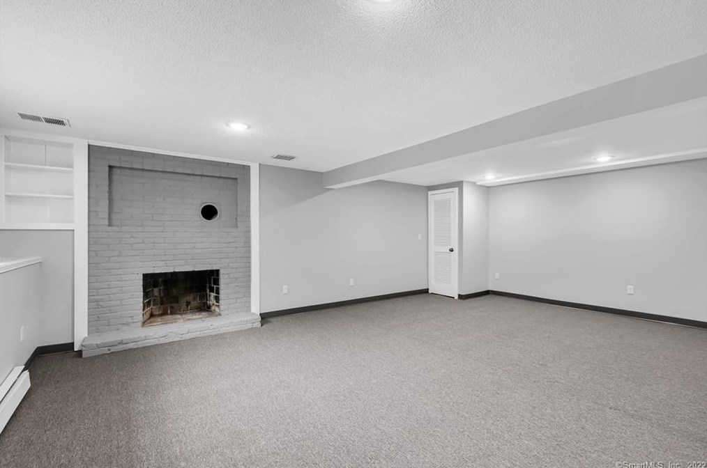 5 Laurel Dr, Stafford CT  06076-1631 exterior