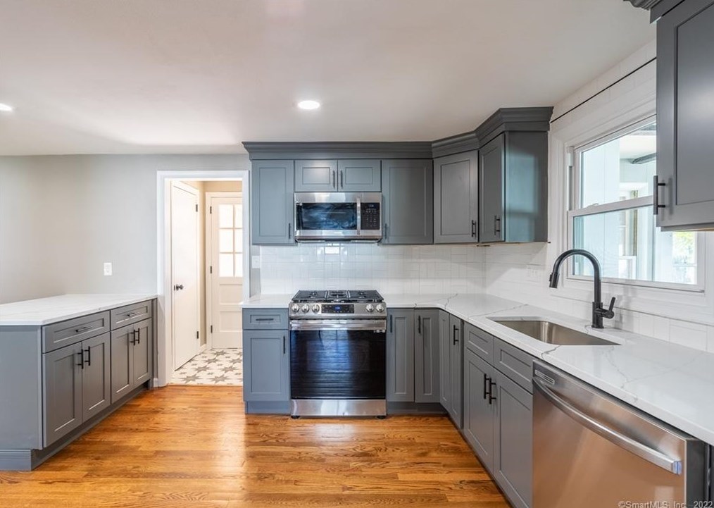 3 Valley Crest Dr, Hartford CT  06110-1654 exterior