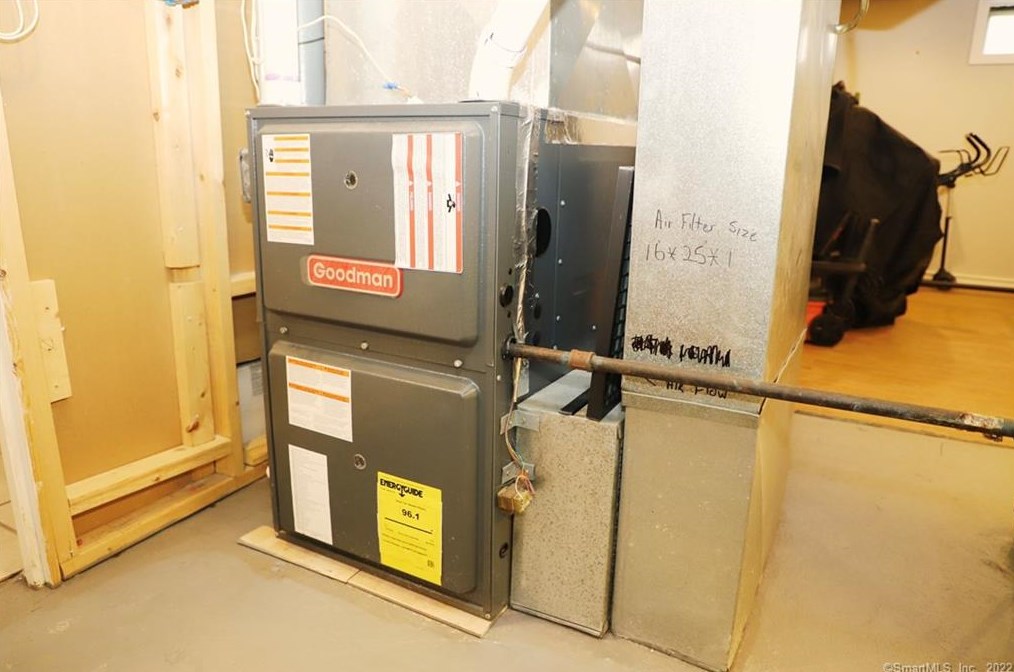 255 Hollister St, Stratford CT  06615-6208 exterior