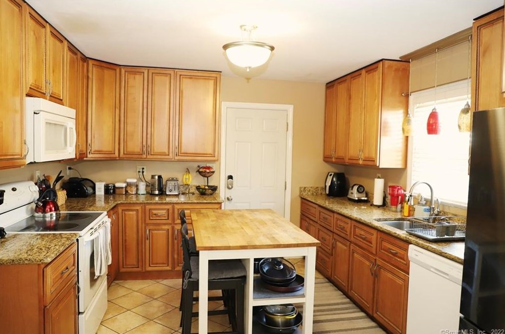 255 Hollister St, Stratford CT  06615-6208 exterior