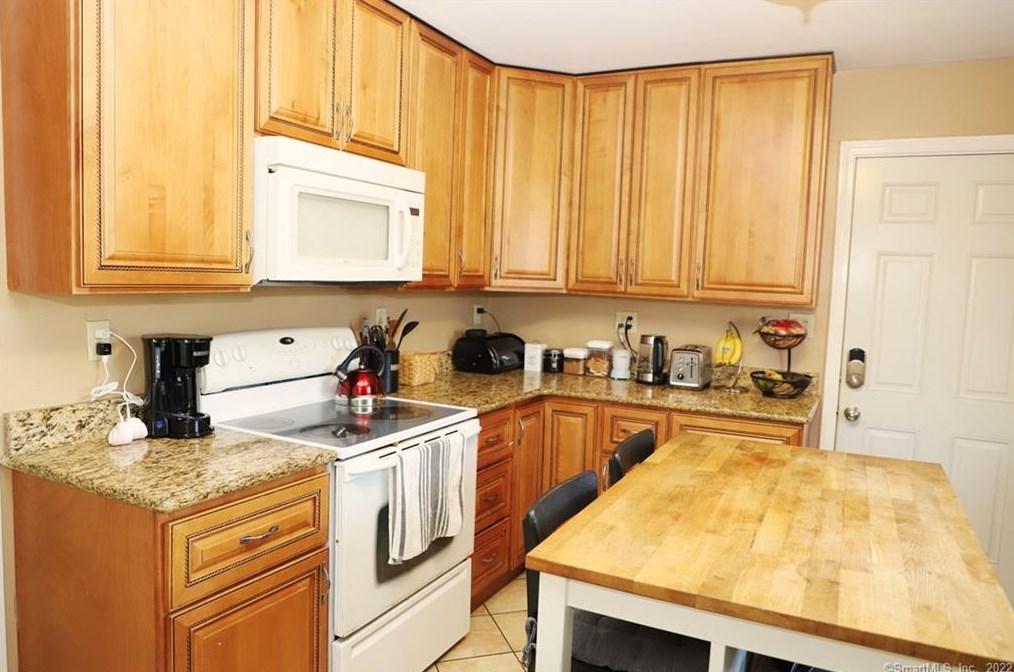 255 Hollister St, Stratford CT  06615-6208 exterior