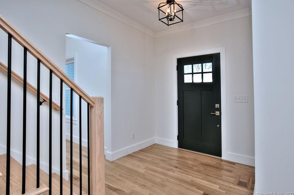 123 Judd St, Fairfield CT  06824-3513 exterior