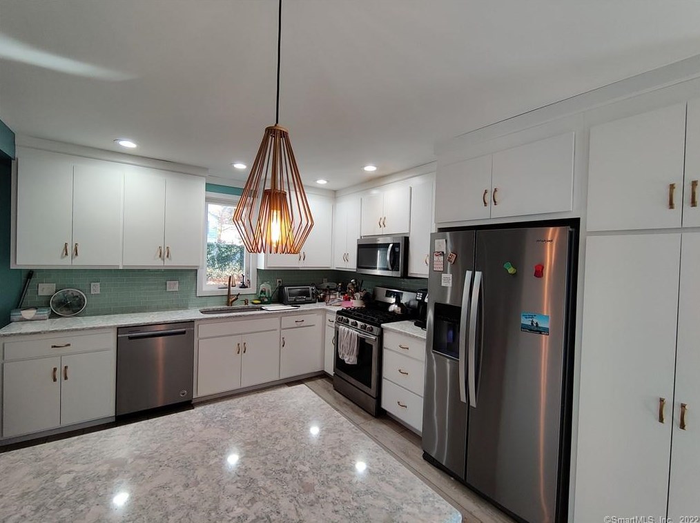 155 Lakeview Ter, New Haven CT  06515-1810 exterior