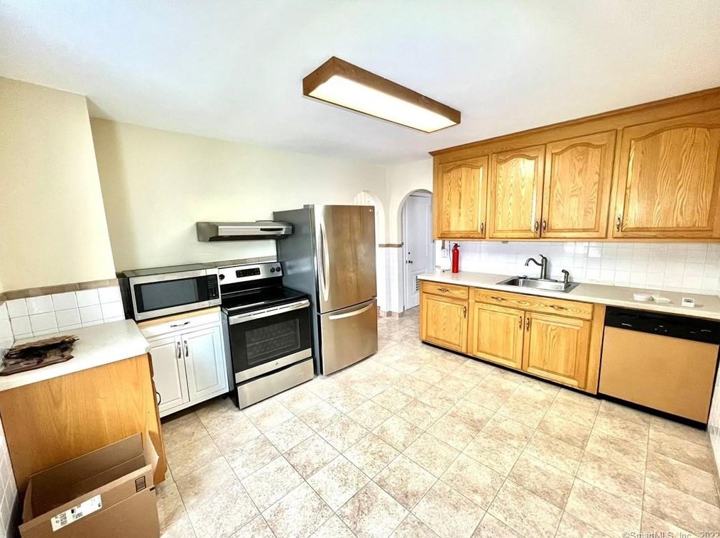 85 Northfield St, Bridgeport, CT 06606