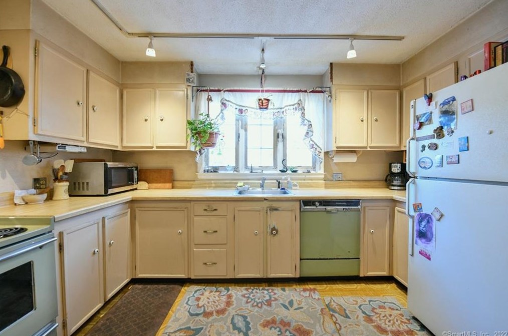 12 Pratt St, Rocky Hill CT  06067-2613 exterior