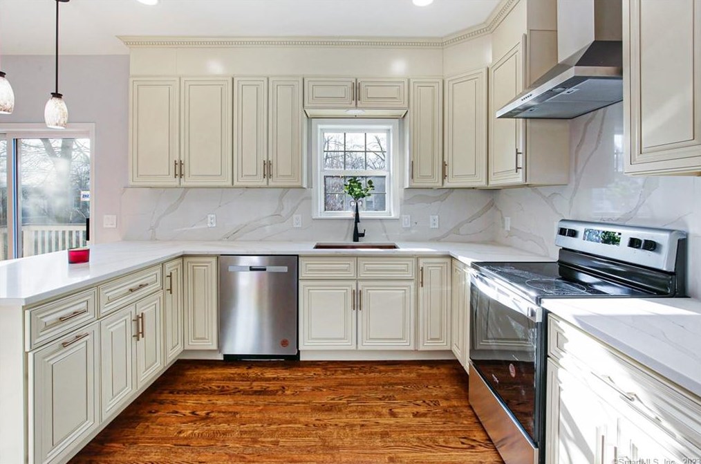 144 Bullard St, Fairfield CT  06825-3717 exterior
