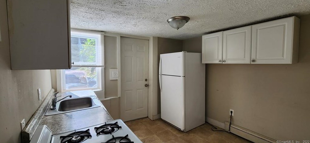 4 Maiden Ln, Vernon CT 06066-3707 exterior