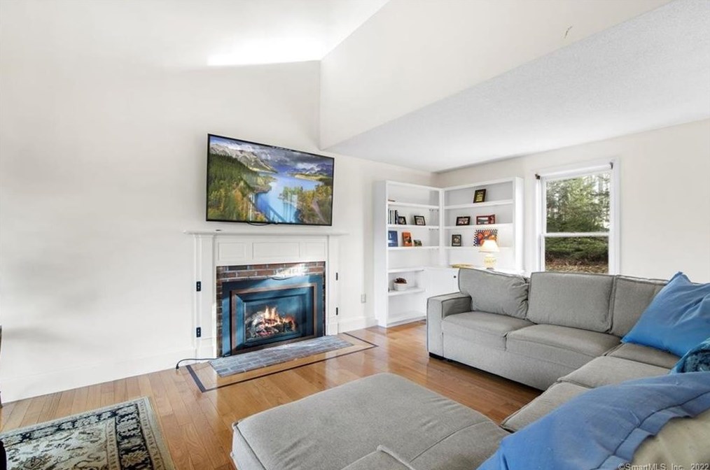 32 Pleasant Valley Rd, Clinton CT  06413-1205 exterior