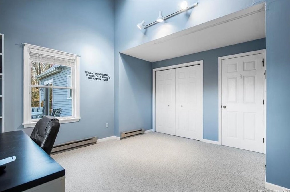 32 Pleasant Valley Rd, Clinton CT  06413-1205 exterior